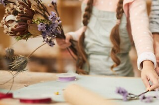 Un taller de elaboración de una corona floral para 1 en Le Pompon Bleu en Tarancón (Cuenca)