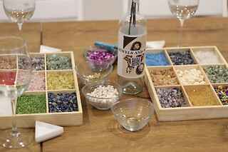 Una experiencia de joyas personalizadas y vino ilimitado para 2 en Jewels and Wine en Madrid