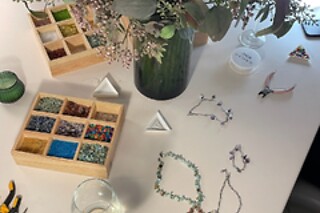 Una experiencia de joyas personalizadas y vino ilimitado para 2 en Jewels and Wine en Madrid
