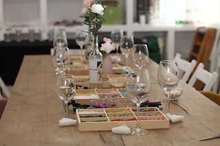 Una experiencia de joyas personalizadas y vino ilimitado para 2 en Jewels and Wine en Madrid