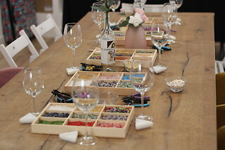 Una experiencia de joyas personalizadas y vino ilimitado para 2 en Jewels and Wine en Madrid