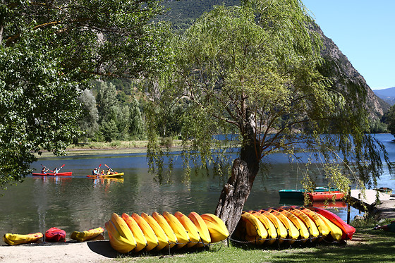 Canoa biplaza en Lago La Guingueta d'Aneu (Lleida)