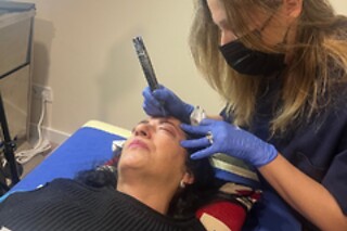 Un tratamiento de microblading y micropigmentación de ojos (eyerliner) para 1 en Masaki Tatuaje en Olmeda de las Fuentes (Madrid)