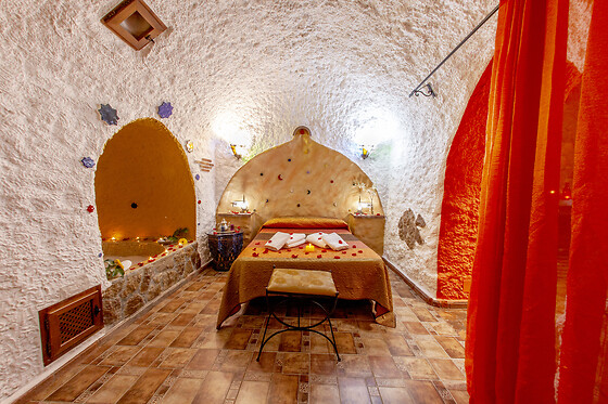 Una noche en casa cueva suite con jacuzzi para 2 en Casas Cueva Cazorla en Hinojares (Jaén)