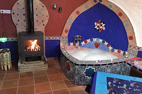 Una noche en casa cueva suite con jacuzzi para 2 en Casas Cueva Cazorla en Hinojares (Jaén)