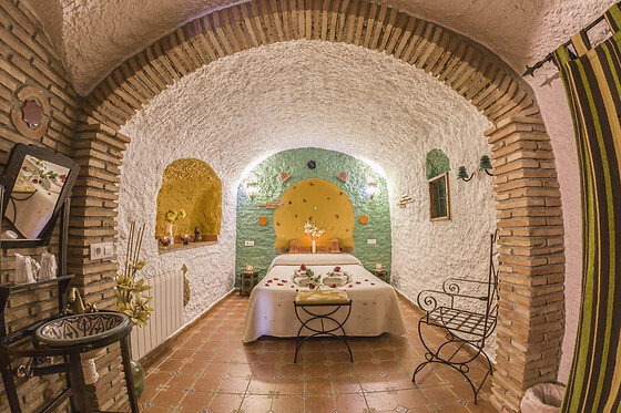 Una noche en casa cueva suite con jacuzzi para 2 en Casas Cueva Cazorla en Hinojares (Jaén)