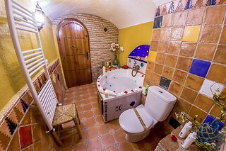 Una noche en casa cueva suite con jacuzzi para 2 en Casas Cueva Cazorla en Hinojares (Jaén)