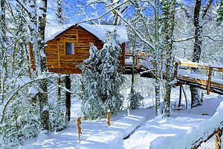 Una noche con desayuno en una cabaña en el árbol para 2 adultos y 2 niños en Iratiko Kabiak en Orbaizeta (Navarra)