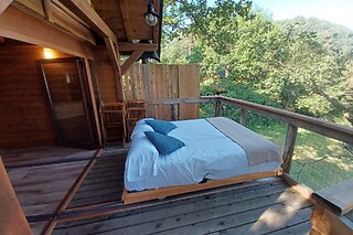 Una noche con desayuno en una cabaña en el árbol para 2 adultos y 2 niños en Iratiko Kabiak en Orbaizeta (Navarra)