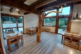 Una noche con desayuno en una cabaña en el árbol para 2 adultos y 2 niños en Iratiko Kabiak en Orbaizeta (Navarra)