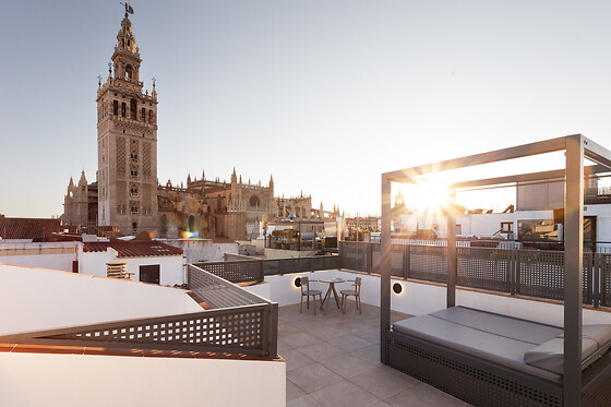 Una noche con cena y espectáculo para 2 en Welldone Cathedral en Sevilla