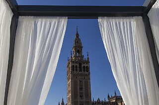 Una noche con cena y espectáculo para 2 en Welldone Cathedral en Sevilla