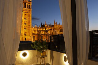 Una noche con cena y espectáculo para 2 en Welldone Cathedral en Sevilla