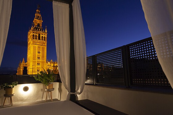 Una noche con cena y espectáculo para 2 en Welldone Cathedral en Sevilla