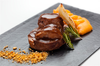 Una cena o comida para 2 en Restaurante Las Corchuelas en Hospes Palacio de Arenales & Spa***** en Cáceres
