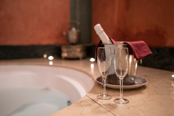 Disfrute de un merecido descanso en habitación romántica especial con bañera de hidromasaje además de un desayuno para 2 en Hotel Boutique Alcoba del Rey de Sevilla*** en Sevilla