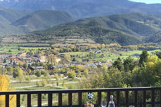 Dos noches en habitación doble con vistas a la montaña y desayunos para 2 en Hotel El Castell**** en La Seu d`Urgell (Lleida)