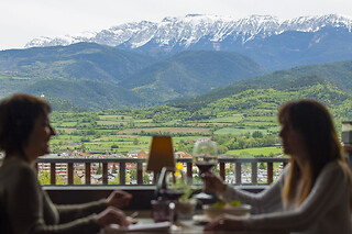 Dos noches en habitación doble con vistas a la montaña y desayunos para 2 en Hotel El Castell**** en La Seu d`Urgell (Lleida)