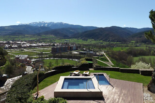 Dos noches en habitación doble con vistas a la montaña y desayunos para 2 en Hotel El Castell**** en La Seu d`Urgell (Lleida)
