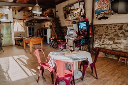 LA CASITA DEL ALBINO & LARCADE