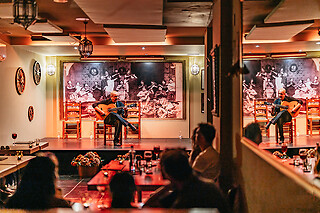Un show flamenco con cocktail para 1 en Tablao Flamenco La Cantaora en Sevilla