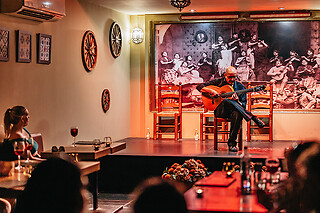 Un show flamenco con cocktail para 1 en Tablao Flamenco La Cantaora en Sevilla