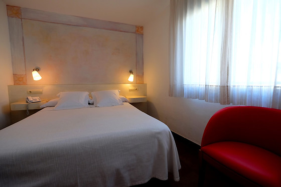 HOTEL CARMEN/ HOSTAL ROM - photo 2