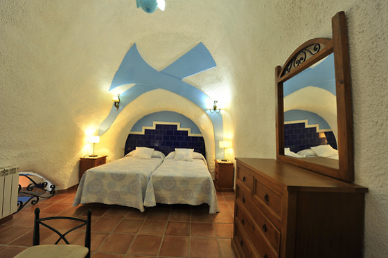 Una noche en cueva de un dormitorio con desayuno para 2 en Cuevas la Granja en Benalúa de Guadix (Granada)