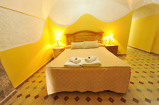Una noche en cueva de un dormitorio con desayuno para 2 en Cuevas la Granja en Benalúa de Guadix (Granada)