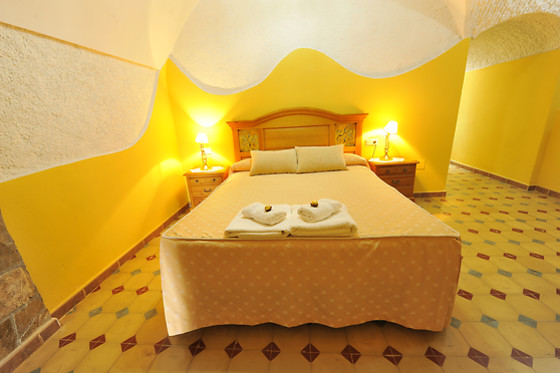 Una noche en cueva de un dormitorio con desayuno para 2 en Cuevas la Granja en Benalúa de Guadix (Granada)
