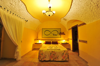 Una noche en cueva de un dormitorio con desayuno para 2 en Cuevas la Granja en Benalúa de Guadix (Granada)