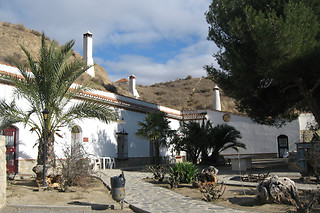 Una noche en cueva de un dormitorio con desayuno para 2 en Cuevas la Granja en Benalúa de Guadix (Granada)